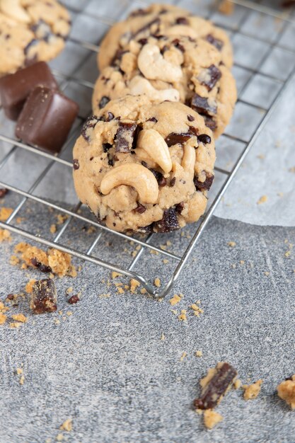 Biscoitos de chocolate na mesa cinza