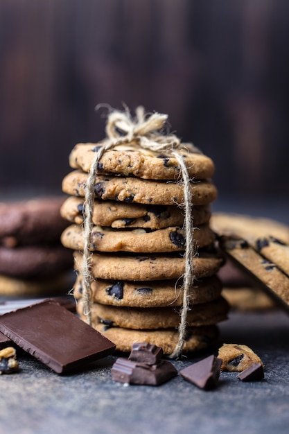 Biscoitos de chocolate na mesa de madeira. Sobremesa de biscoitos caseiros.