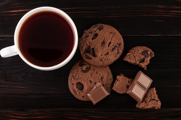 Foto biscoitos de chocolate na mesa de madeira