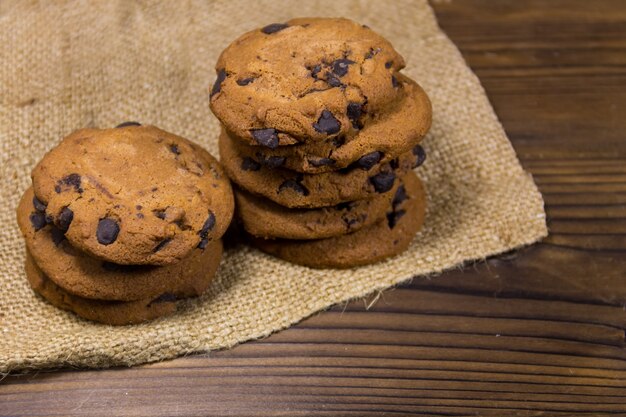 Biscoitos de chocolate na mesa de madeira