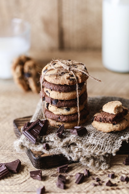 Biscoitos de chocolate na mesa rústica de madeira. Biscoitos caseiros. Pilha de deliciosos biscoitos de chocolate