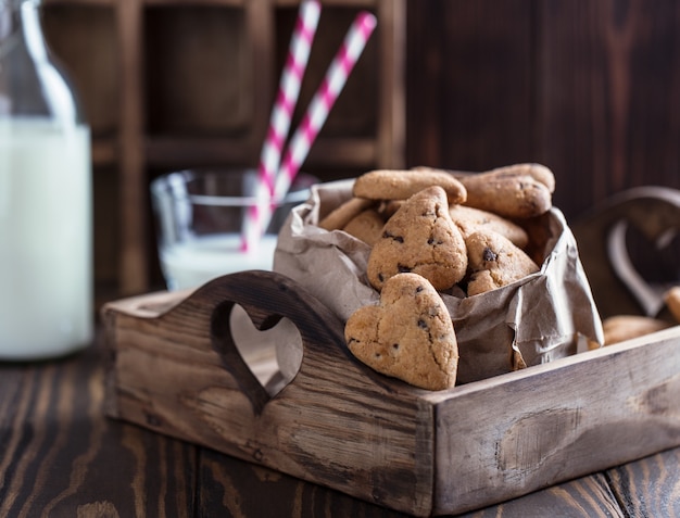 Biscoitos de chocolate na mesa rústica de madeira. Biscoitos de chocolate em forma de coração. Biscoitos caseiros