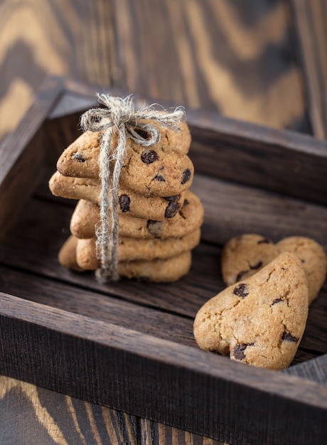 Biscoitos de chocolate na mesa rústica de madeira. Biscoitos de chocolate em forma de coração. Biscoitos caseiros