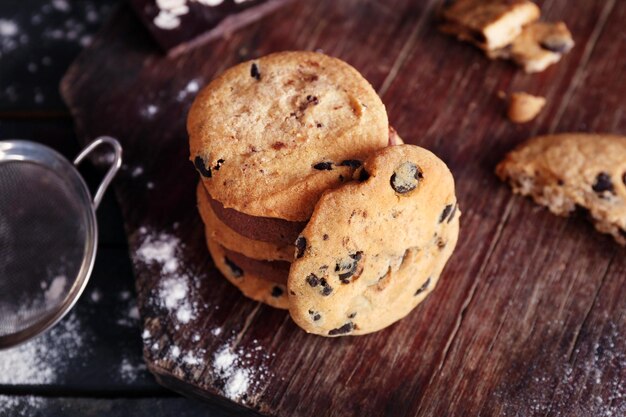 Biscoitos de chocolate na tábua de cortar fundo de madeira