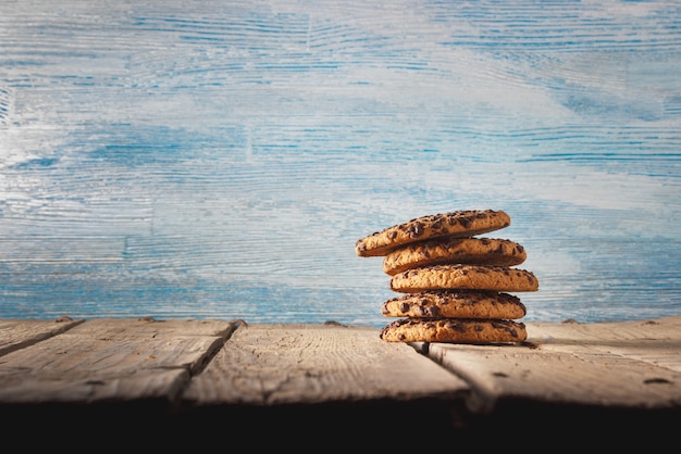 Biscoitos de chocolate na velha mesa de madeira escura