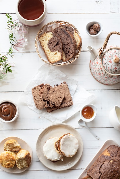 biscoitos de chocolate, pudim e café