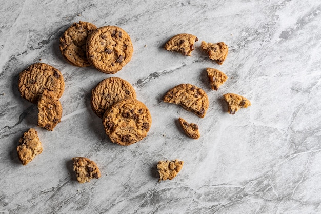 Foto biscoitos de chocolate recém-assados em uma bancada de mármore.