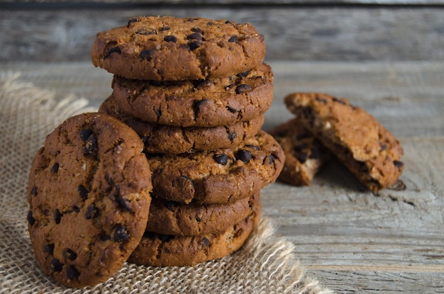 Biscoitos de chocolate serapilheira e fundo de mesa de madeira velha