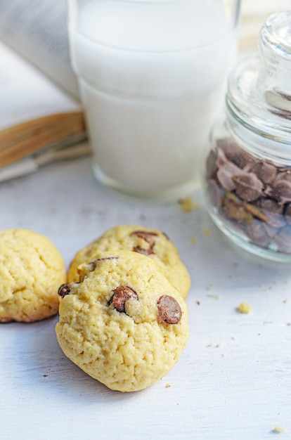 Biscoitos de chocolate servidos com leite