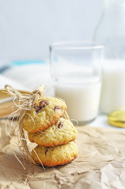 Biscoitos de chocolate servidos com leite