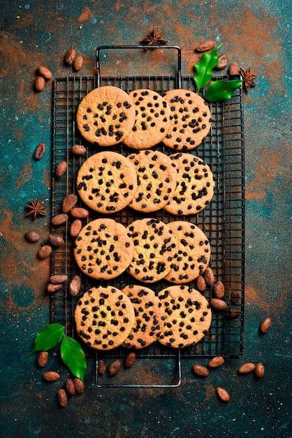 Biscoitos de chocolate sobre um fundo de pedra escura Espaço para texto