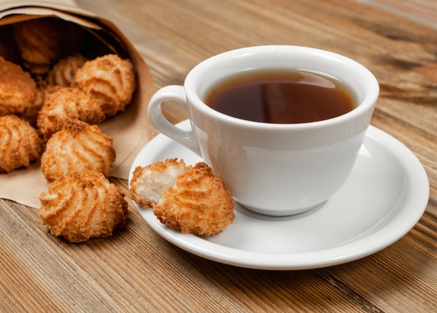 Biscoitos de coco assados naturais ou macaroons de coco com chá ou café. Biscoitos caseiros diet com chips de coco