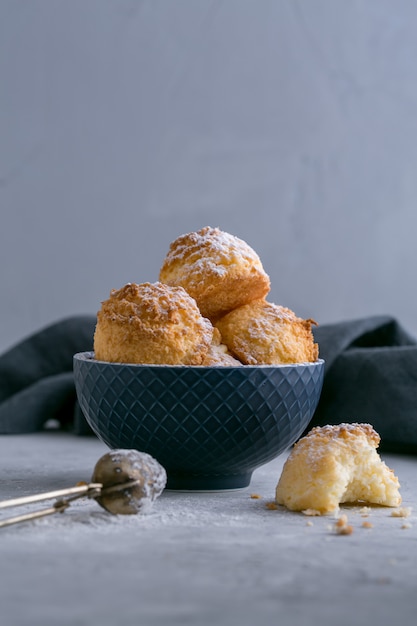 Biscoitos de coco em tigela azul