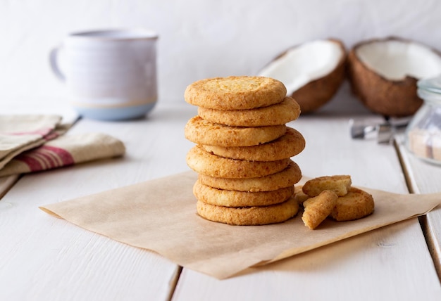 Biscoitos de coco em um fundo branco Cocos