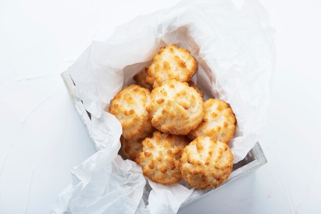 Biscoitos de coco italiano dentro de uma caixa