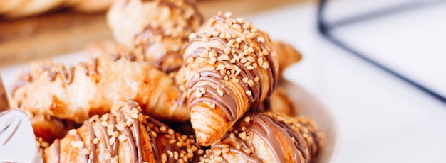 Biscoitos de confeitaria e croissants, sobremesas doces servidas em bebidas de comida de evento de caridade e conceito de menu como banner de fundo de feriado para design de marca de luxo