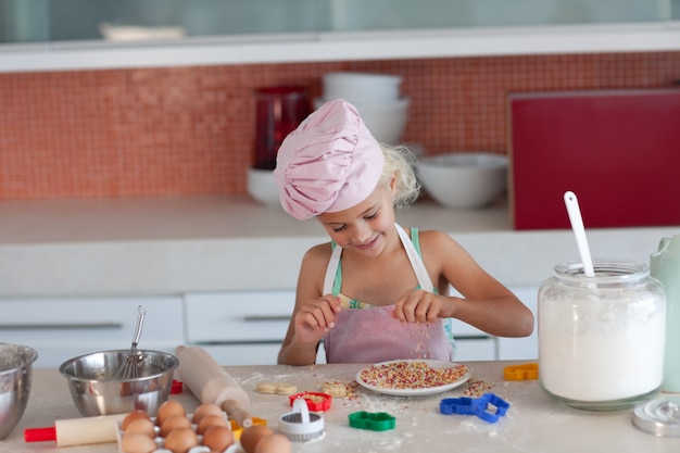 Biscoitos de cozimento de menina loira para sua família