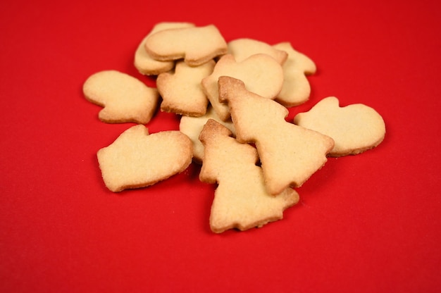 Biscoitos de cozimento de Natal em um fundo escuro de madeira. Foto de alta qualidade