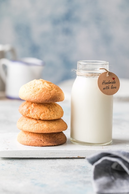 Biscoitos de cream cheese crocantes caseiros recém-assados.