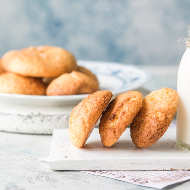 Biscoitos de cream cheese crocantes caseiros recém-assados.