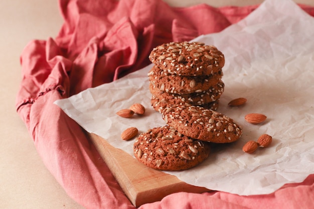 Biscoitos de farinha de aveia com amêndoas em um fundo bege com espaço da cópia, vista superior.