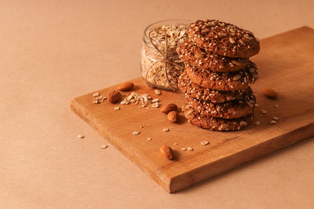 Biscoitos de farinha de aveia com leite no fundo vermelho. Conceito Saudável Do Petisco Do Alimento.