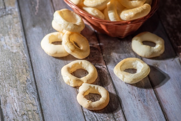 Biscoitos de farinha de mandioca de biscoito dispostos em foco seletivo de superfície de madeira rústica