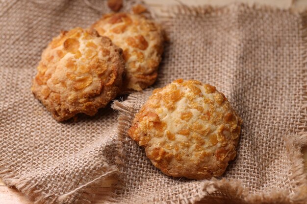 Biscoitos de flocos de milho biscoitos caseiros organizados lindamente