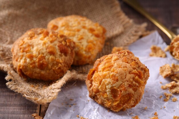 Biscoitos de flocos de milho biscoitos caseiros organizados lindamente