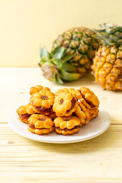 biscoitos de flores com geleia de abacaxi