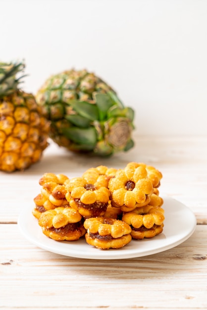 biscoitos de flores com geléia de abacaxi