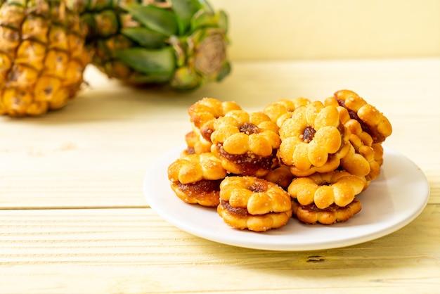 biscoitos de flores com geléia de abacaxi