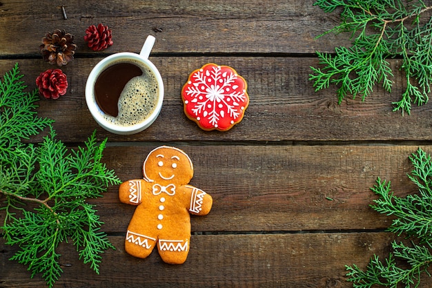 Biscoitos de fundo de natal e café na mesa