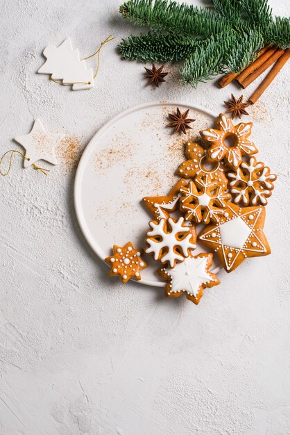 Biscoitos de fundo de pão de mel de natal com abeto, pinho, na textura branca conceito de feriado de feliz ano novo, vertical