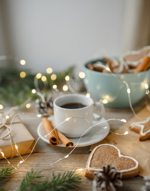 Biscoitos de gengibre, café, vista de cima, mesa de natal, fundo natural