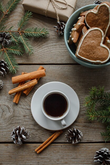 Biscoitos de gengibre, café, vista de cima, mesa de natal, fundo natural