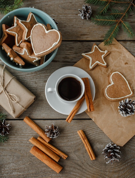 Biscoitos de gengibre, café, vista de cima, mesa de natal, fundo natural