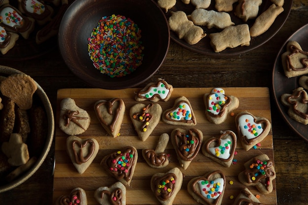 Biscoitos de gengibre caseiro com decorações de creme de açúcar Postura plana