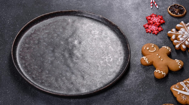 Biscoitos de gengibre caseiro de natal em uma mesa de concreto escuro