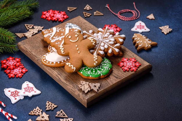 Biscoitos de gengibre caseiro de natal em uma mesa de concreto escuro