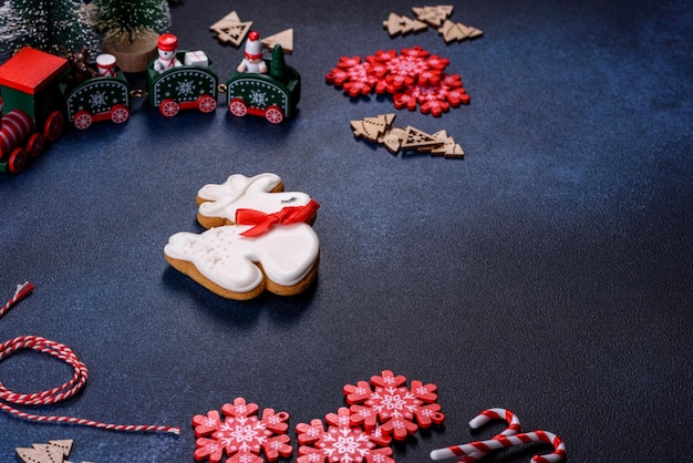 Biscoitos de gengibre caseiro de natal em uma mesa de concreto escuro