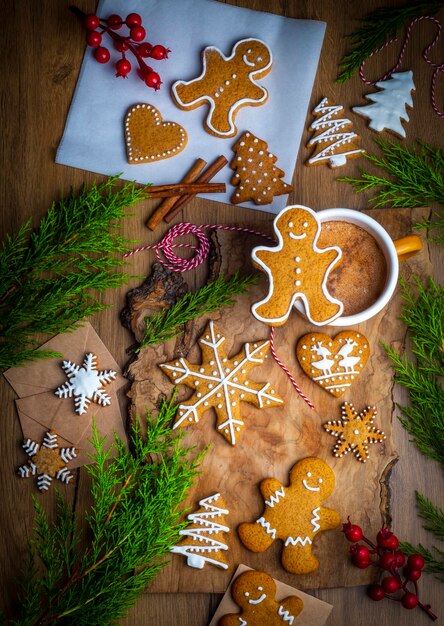 Biscoitos de gengibre caseiro de natal, homem de gengibre na mesa de madeira