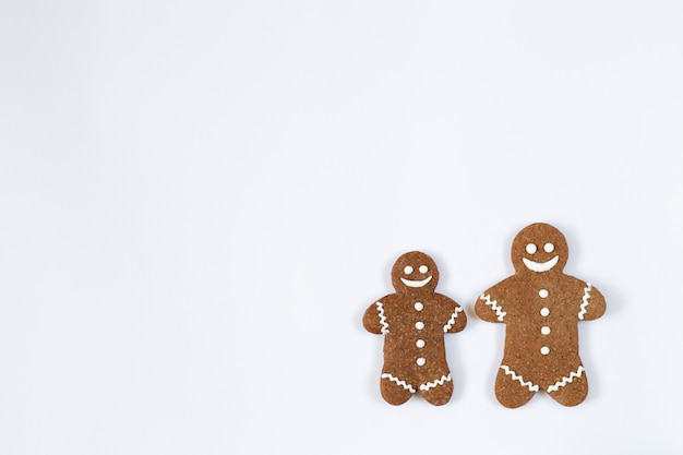 Biscoitos de gengibre caseiro de natal isolados no fundo branco, com espaço de cópia