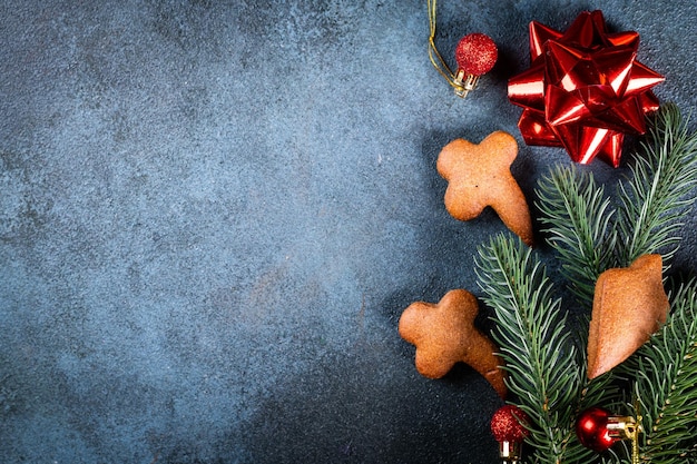 Biscoitos de gengibre caseiro em fundo escuro composição de natal fundo de ano novo sobremesa de natal ano novo flatlay