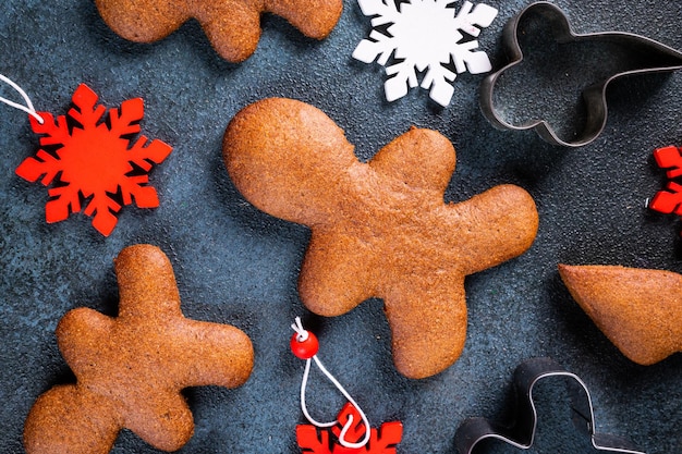 Biscoitos de gengibre caseiro em fundo escuro composição de natal fundo de ano novo sobremesa de natal ano novo flatlay