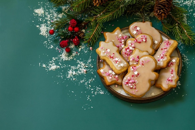 Biscoitos de gengibre caseiros com esmalte no Natal