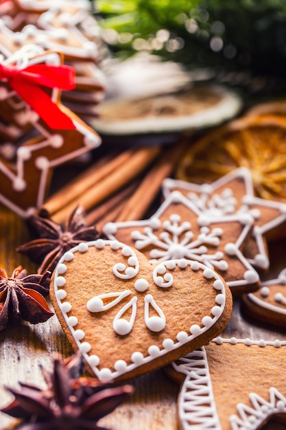 Biscoitos de gengibre caseiros de Natal com várias decorações Fita vermelha feliz Natal