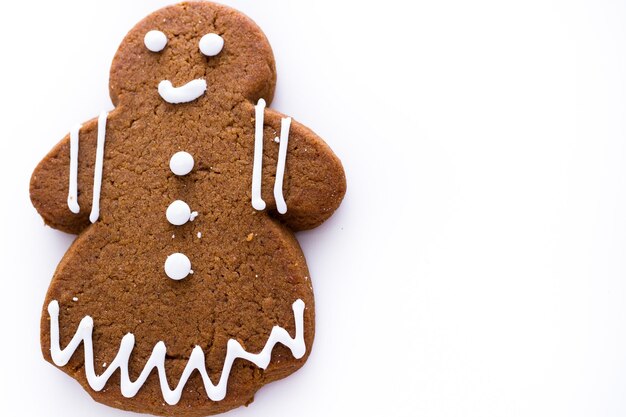 Biscoitos de gengibre caseiros decorados com glacê branco sobre fundo branco.