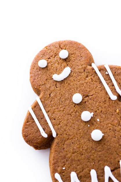 Biscoitos de gengibre caseiros decorados com glacê branco sobre fundo branco.