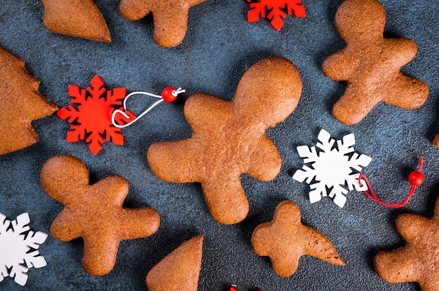 Biscoitos de gengibre caseiros em fundo escuro. Composição de Natal, plano de fundo do ano novo. Número 2022 com biscoitos. Sobremesa de natal. Flatlay de ano novo.